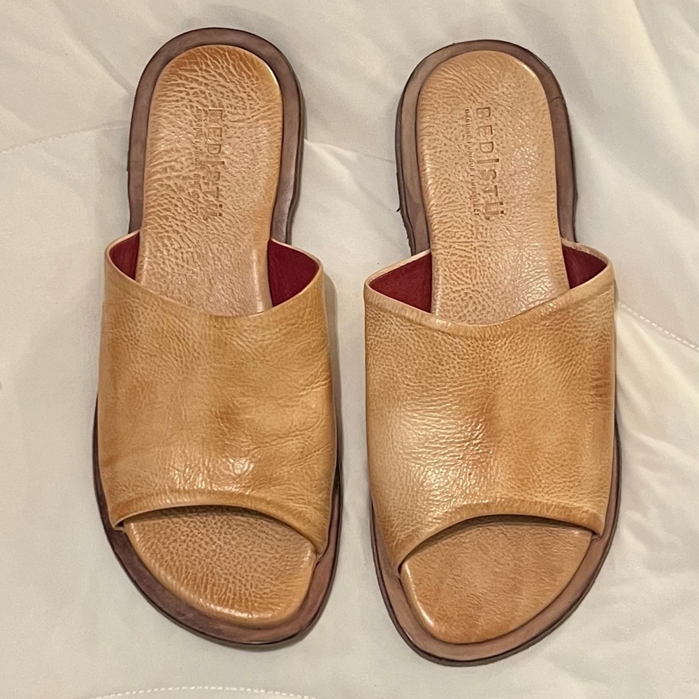 Tan bed Stu slipper sandals (size 9) in almost perfect condition. Never worn out